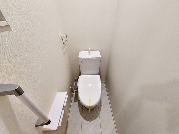 各フロアに1か所ずつシャワー機能付きトイレを設置しており、朝の忙しい時間帯でもスムーズに利用できるため、混雑の軽減にもつながります。