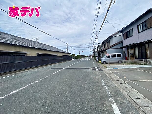 前面道路も広く車通りも少ないので、運転が苦手な方でも自分のペースで駐車ができます 