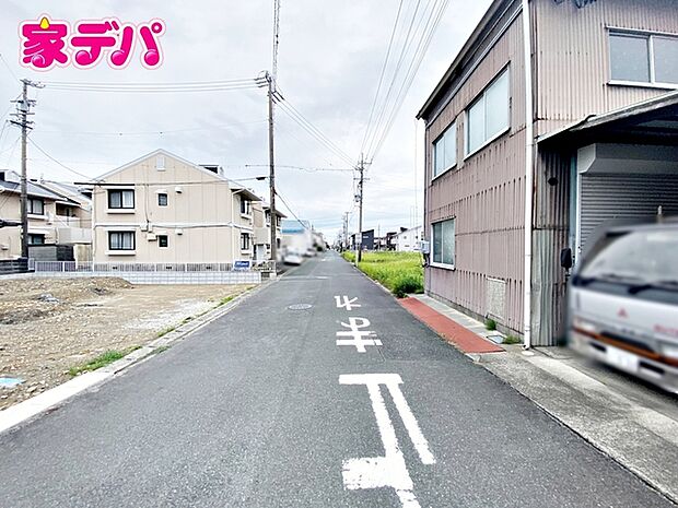 前面道路は公道で、車のすれ違いもらくらく広々6.5ｍの幅があります 