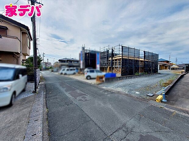 前面道路は見通しが良く、車の移動もスムーズに行えます。