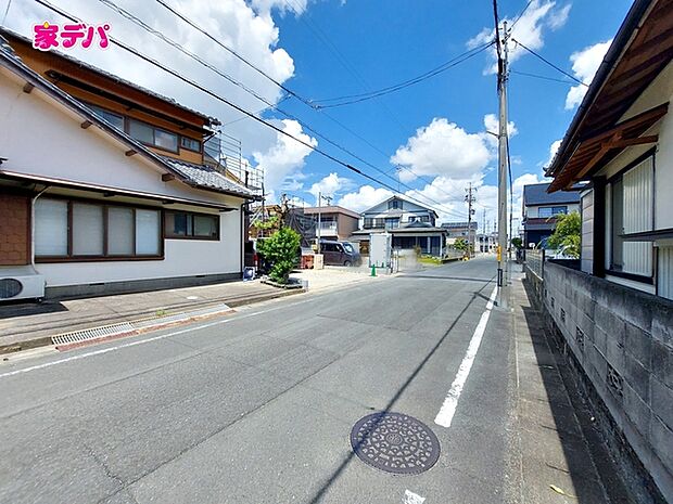 前面約6.8m幅の道路に面しており、通行や駐車の際に余裕がある広さです。運転が苦手な方でもラクラク!
