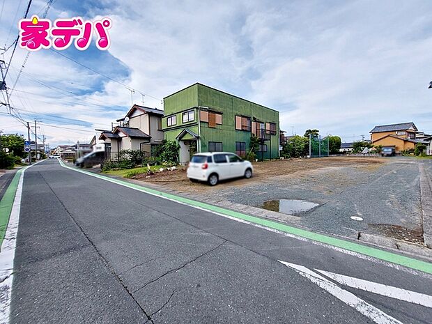 前面約6.8ｍ幅の道路に面しており、通行や駐車の際に余裕がある広さです。運転が苦手な方でもラクラク！  