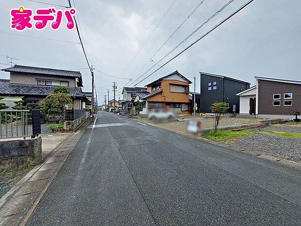 前面約6.8ｍ幅の道路に面しており、通行や駐車の際に余裕がある広さです。運転が苦手な方でもラクラク！  