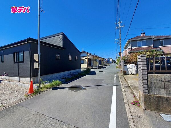 静かな住宅街で、車の出入りもスムーズです。