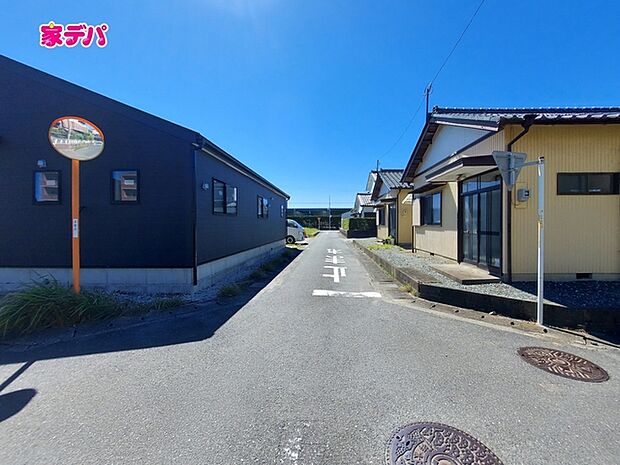 前面道路:西側約4m幅