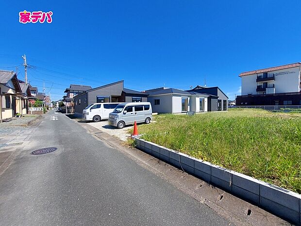 前面道路は見通しが良く、車の移動もスムーズに行えます。