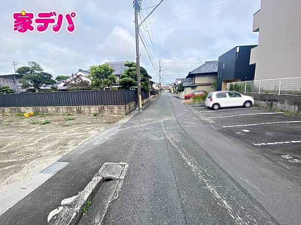 前面道路も広く車通りも少ないので、運転が苦手な方でも自分のペースで駐車ができます