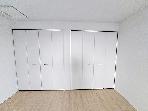【洋室8帖】 寝室には大きな収納スペースが備わっており、衣類や荷物をしっかり整理できるため、室内を広くすっきりと使えるのが特徴です。