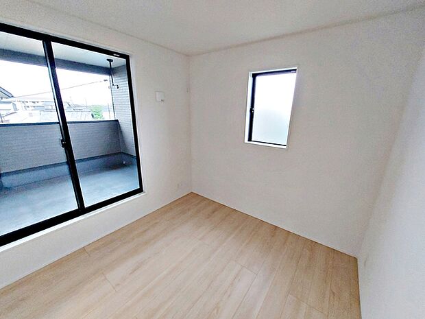 【洋室5帖】 2面採光で、晴れの日の日中は自然光がしっかりと差し込み、明るく心地よい室内です。窓を開ければ風通しも良く、気持ちの良い風が入り込むため、日々の生活に快適さを感じられるお部屋です！ 