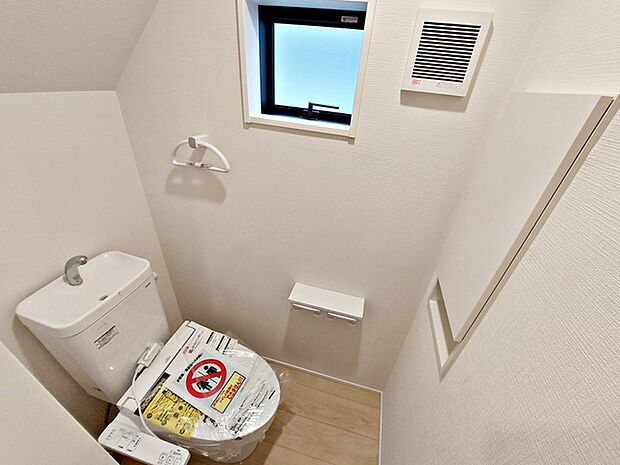 【トイレ】 各階にあるトイレは窓が設けられており、自然の風や日差しを取り入れやすいトイレです。