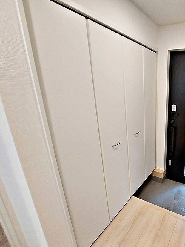 【シューズボックス】 高さのあるシューズボックスで、靴をたっぷり収納できるため玄関まわりをすっきりと保ちやすくなっています!家族分の靴やブーツなどもまとめて収納でき、出し入れもしやすく使えます。