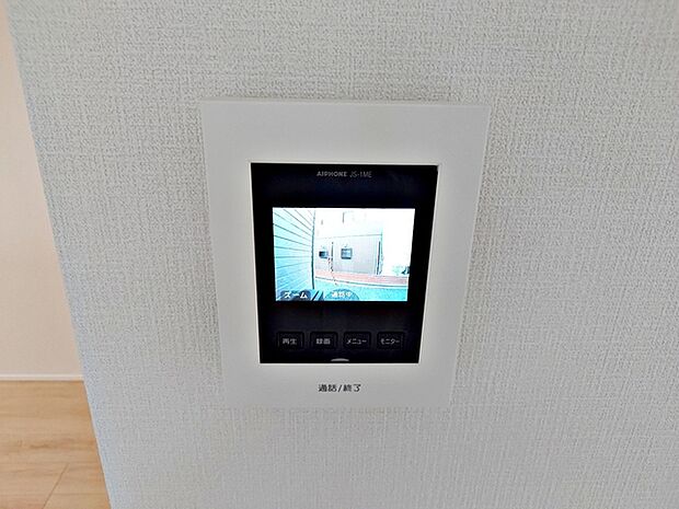 【TVモニター付きインターホン】 訪問者の顔を室内から確認して応対できるため、玄関を開ける前に相手を把握しやすくなります。来客対応や不在時の確認にも役立ち、日常の安心感につながります。