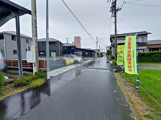 前面道路：北東側約4.4ｍ幅 前面道路は見通しが良く、車の移動や駐車もスムーズに行えます。毎日の通勤やお買い物などのお出かけも快適で、ゆとりを持って車を出し入れできるのが魅力。