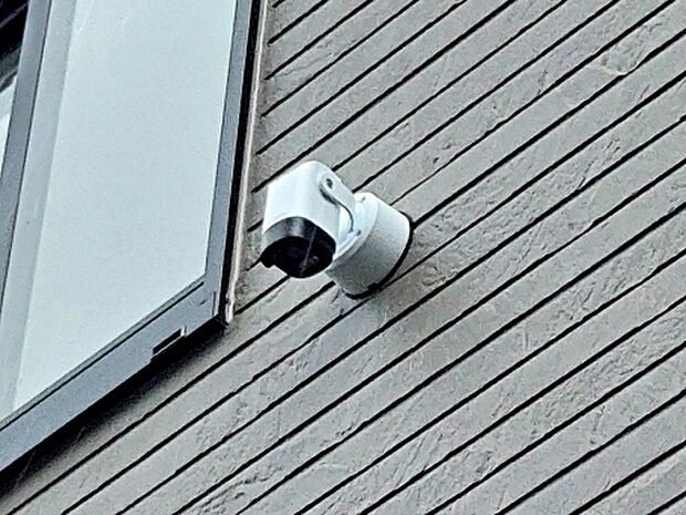 【防犯カメラ】 防犯カメラを建物に備えており、敷地内の安全管理や防犯対策に役立ちます。映像記録により不審な動きの抑止効果が期待でき、日々の暮らしに安心感をプラス。
