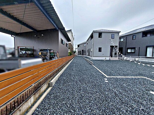 駐車場スペース4台分を確保!前面は車通りの少ない道路なので、車の出し入れも落ち着いて行えます。駐車の際も周囲を確認しやすく、慌てずに操作できます。
