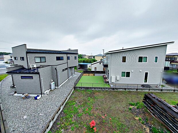 バルコニーからは閑静な街並みを望むことができ、外の空気を感じながら過ごせるスペースです。日常の中で外の景色を眺めることで気分転換もしやすく、ほどよい開放感も感じられます。 