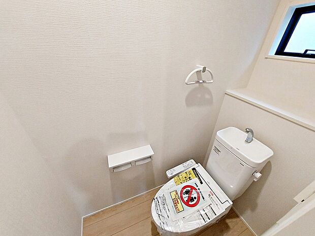 【トイレ】 1階・2階ともにシャワー機能付きトイレを設置しています。小窓付きのため換気もしやすく、空気の入れ替えがスムーズに行えるのもポイント。