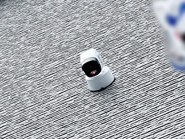 防犯カメラを建物に設置しており、不審者の抑止や敷地内の見守りに役立つ安心のセキュリティ設備です。外出時や不在時でも防犯性を高めることができ、日々の暮らしをサポートします！ 