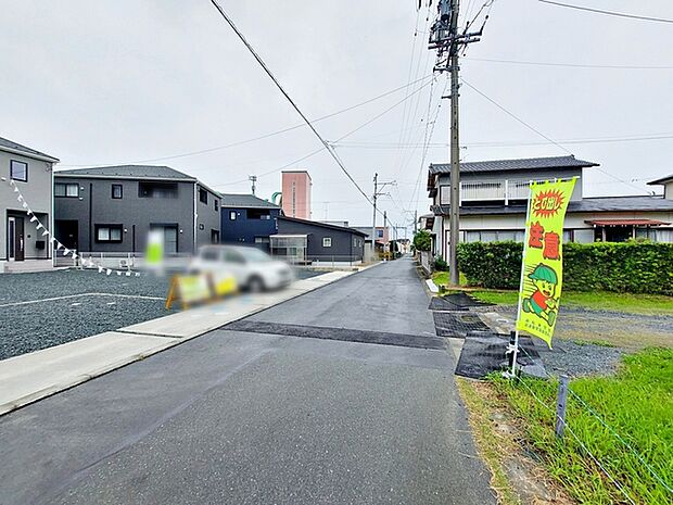 前面道路:北東側約4.4m幅 静かな住宅街で車通りも比較的少なく、毎日の車の出し入れもスムーズ。駐車や切り返しもしやすく、ゆとりを持って運転できるので、毎日快適にお使いいただけます。