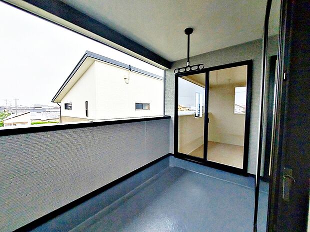 【バルコニー】 2部屋からアクセス可能なインナーバルコニーです。急な雨の日でも洗濯物が濡れにくく、安心してお使いいただけます。