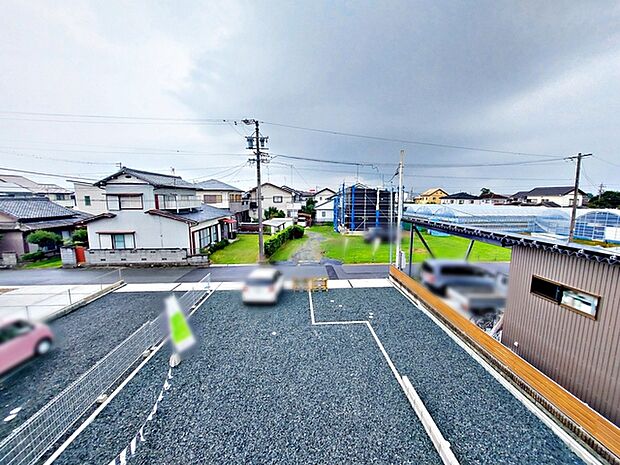 バルコニーからは閑静な街並みを望むことができ、外の空気を感じながら過ごせるスペースです。日常の中で外の景色を眺めることで気分転換もしやすく、ほどよい開放感も感じられます。