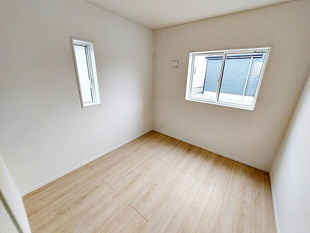 【南側洋室5帖】 お子様にとっての初めての「自分の部屋」としても使いやすく、学習机やベッドの配置もしやすい広さがあります。