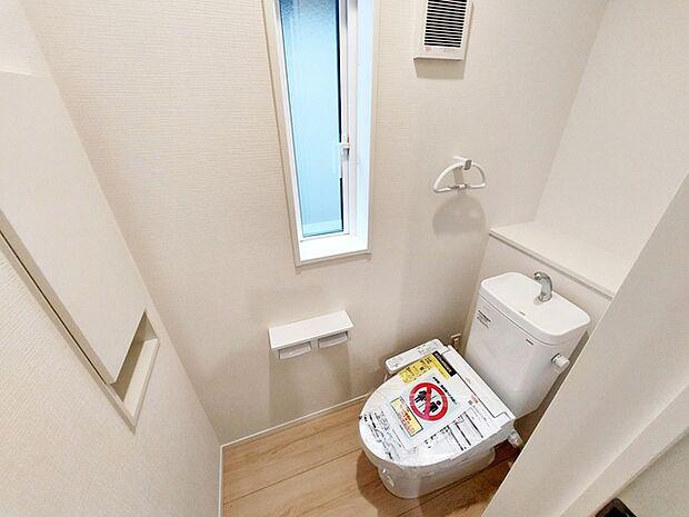 窓が設けられており、自然の風や日差しを取り入れやすいトイレです。換気性にも配慮されており、明るさとともに圧迫感を軽減し、日常的に気持ちよくお使いいただける空間となっています。  