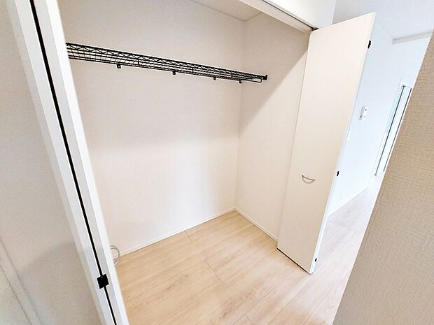 キッチン隣接で、食品や飲料、日用品のストックなどをまとめて収納できます。キッチン周りの散らかりやすい細かな物が一か所に整理できるため、作業スペースを広く使いやすく、日々の家事もスムーズに行えます！ 
