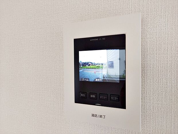 【ＴＶモニター付きインターホン】 訪問者の顔を室内から確認して応対できるため、玄関を開ける前に相手を把握しやすくなります。来客対応や不在時の確認にも役立ち、日常の安心感につながります。 
