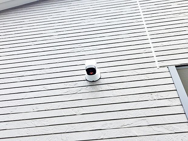 防犯カメラを建物に設置しており、不審者の抑止や敷地内の見守りに役立つ安心のセキュリティ設備です。外出時や不在時でも防犯性を高めることができ、日々の暮らしをサポートします！ 