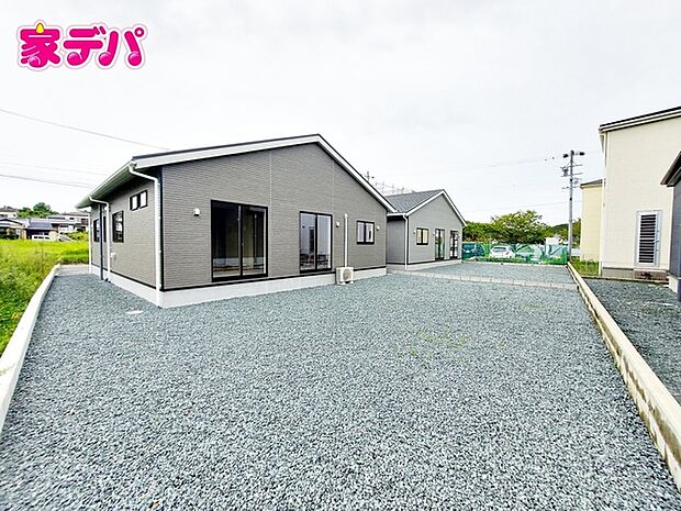リビングと庭がつながる間取りで、室内と屋外を行き来しやすい動線です。お子さまやペットとの時間を楽しんだり、ガーデニングや家庭菜園など、ご家族のライフスタイルに合わせてお庭を活用できます!