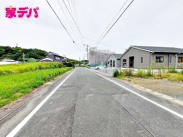前面道路：北側約7.4ｍ幅。 車同士のすれ違いや駐車時の切り返しもスムーズに行え、毎日の駐車やお出かけもらくらく。運転が苦手な方でもゆとりを持って出入りしやすい道路幅です。 