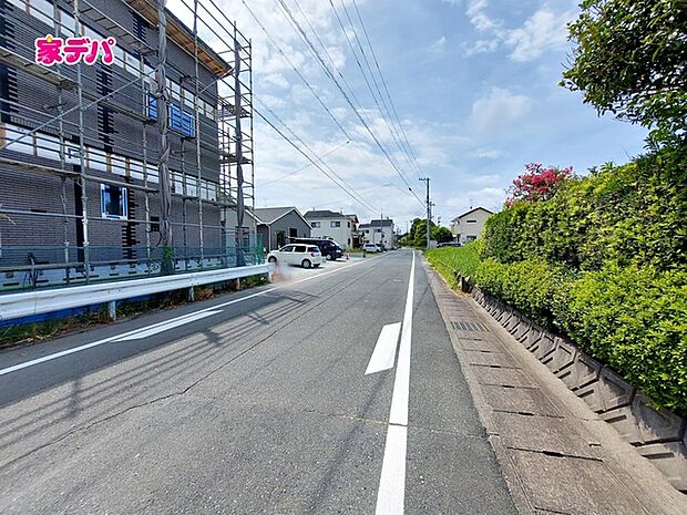 前面道路は公道で、車のすれ違いもらくらく広々7m以上の幅があります