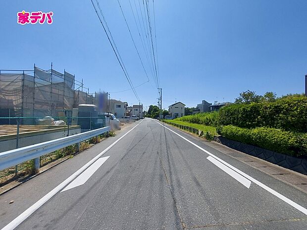 前面道路は公道で、車のすれ違いもらくらく広々7ｍ以上の幅があります 