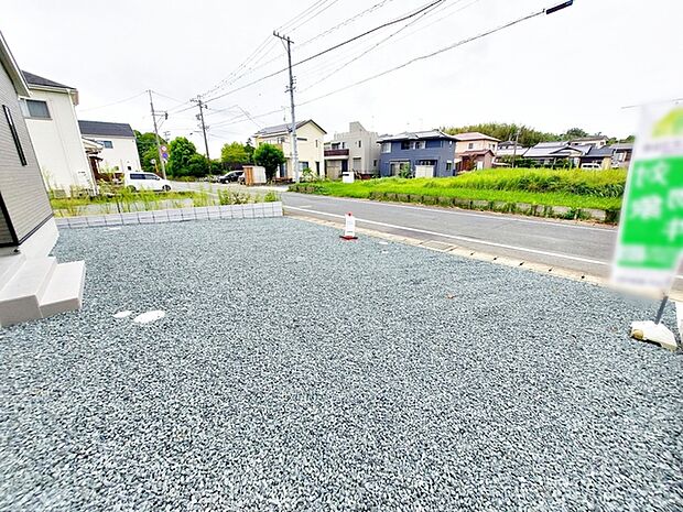 駐車場は4台分を確保し、並列で駐車できます。車同士の入れ替えが不要なので、毎日の車の出し入れもスムーズ。駐車しやすく、お車をよく利用する方にも使い勝手の良い駐車スペースです。 