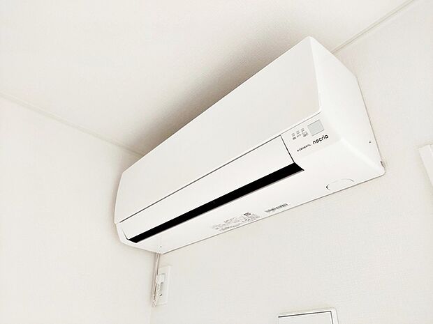 【エアコン】 1台で冷房・暖房・除湿を行えます。部屋全体を効率よく快適な温度に保ち、熱中症や冬の体調不良を防ぐなど、一年を通じて安全で健康的な室内環境を作ることができます。 