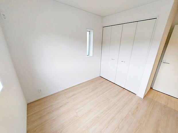 【南側洋室5帖】 お子様の一人部屋として使いやすい広さの居室で、成長に合わせて長くご利用いただけます。クローゼット付きで収納もしやすく、自然とお片付けの習慣が身につきやすい環境です!