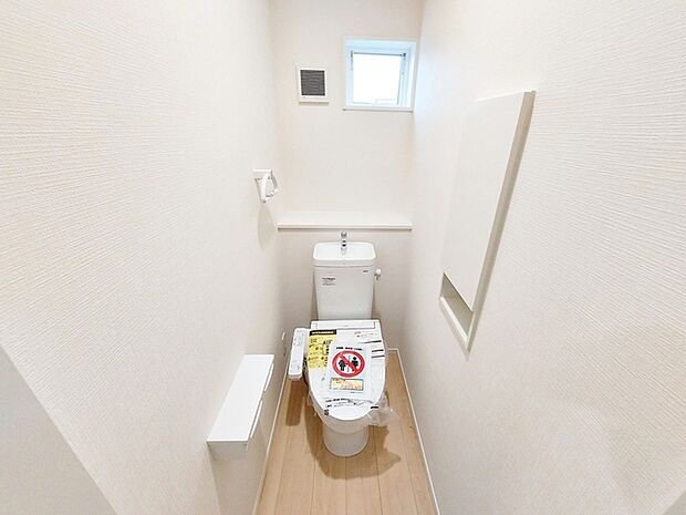 温水洗浄便座付きで、日常的に快適にお使いいただけるトイレです。窓があるため換気もしやすく、空気の入れ替えがスムーズに行えるのもポイント。清潔感を保ちやすく、毎日気持ちよく利用できる空間となっています。