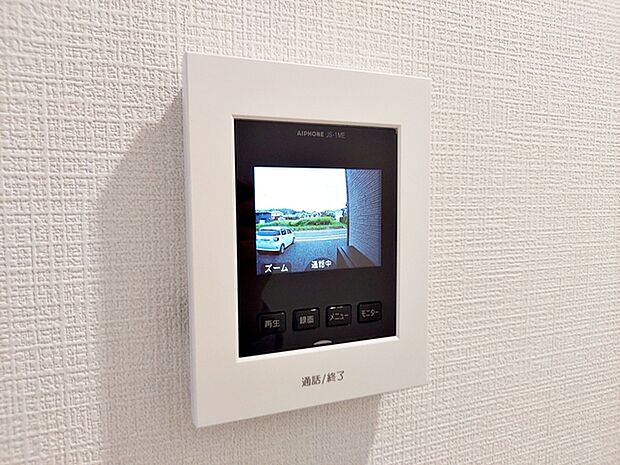 【TVモニター付きインターホン】 留守中の訪問者も映像で確認できるため、帰宅後に来客状況を把握しやすくなります。録画機能があり不在時の来訪記録も残るので、安心して外出しやすくなります。