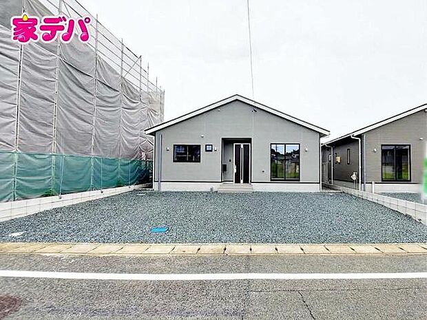 完成しました!現地ご案内いたします。周辺環境や陽当たりなどもあわせてご確認いただけます。実際の住み心地をイメージしながらご見学いただけますので、お気軽にお問い合わせください!左側の建物になります。