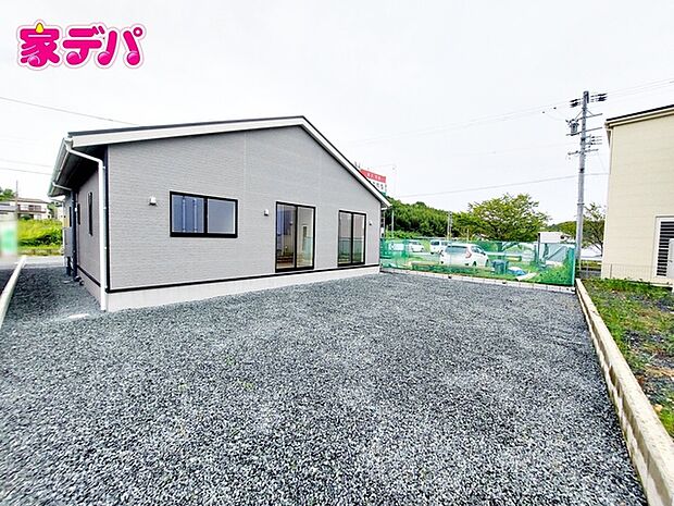 ハーブやお花を植えてガーデニングを楽しんだり、プール遊びやバーベキューを満喫したりと、使い方は自由自在。陽当たりの良い南庭で、ご家族やご友人との楽しい時間を過ごせるのも魅力です。