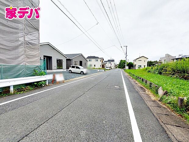 前面道路:北側約7.4m幅。 車の通行や駐車もゆとりを持って行える広さです。毎日のお出かけやお買い物の際もスムーズで、運転が苦手な方でも安心して車の出し入れができます。ぜひ現地でご体感ください!