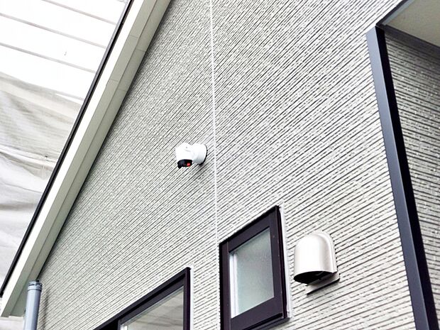 防犯カメラを建物に備えており、敷地内の安全管理や防犯対策に役立ちます。映像記録により不審な動きの抑止効果が期待でき、日々の暮らしに安心感をプラス。共働き世帯や外出の多いご家庭にも心強い設備です。