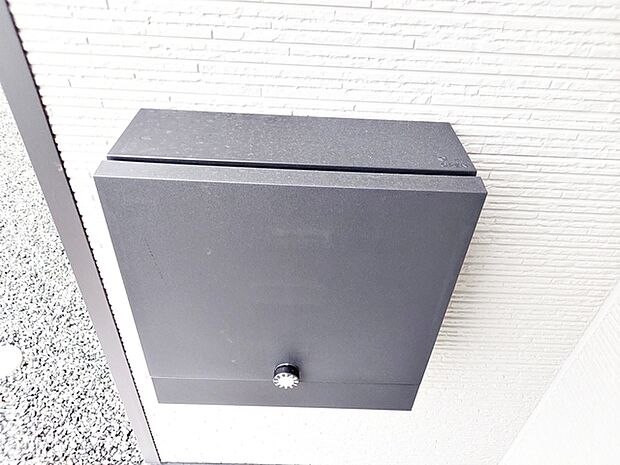玄関ポーチ内に設置されたポストで、雨の日でも濡れずに郵便物を取り出すことができます。庇に守られた位置にあるため、天候を気にせずスムーズに受け取りができるのが特徴です。毎日の使い勝手に配慮されています。
