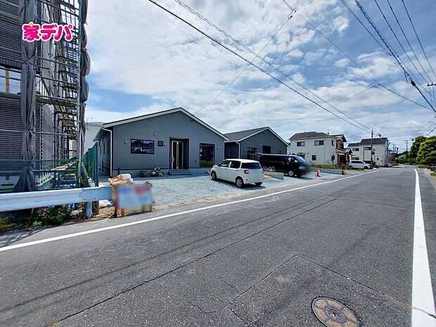 足場が外れました!現地ご案内いたします。周辺環境や陽当たりなどもあわせてご確認いただけます。実際の住み心地をイメージしながらご見学いただけますので、お気軽にお問い合わせください!左側の建物になります。