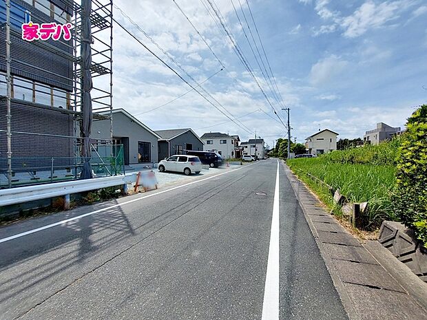 前面道路は公道で、車のすれ違いもらくらく広々7m以上の幅があります