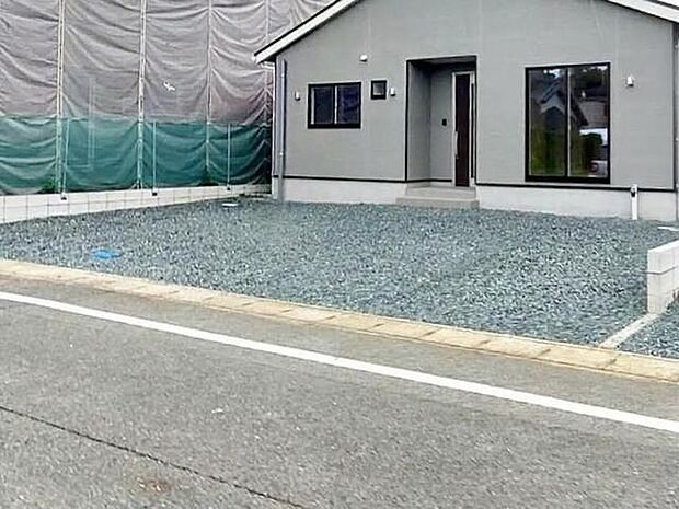 並列4台駐車可能なゆとりあるカースペース。玄関の目の前まで車を寄せられるので、雨の日や荷物が多い日も移動がスムーズ。毎日のお買い物やお出かけの際にも便利で、使い勝手の良い駐車スペースです。