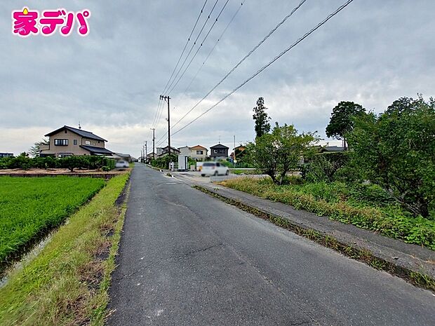 前面道路は約5.6mあり駐車もスムーズに行えます