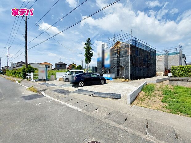 【A号棟】上棟しました!奥の建物になります。 ・4LDK ・LDK16帖、隣接洋室6帖 ・全居室南向き ・全居室収納完備 ・WIC ・床下収納 ・駐車場2台可