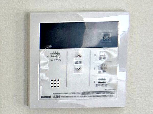 給湯機は浴室と台所にリモコンがあり、どちらからでも操作可能。呼出機能もついて便利（新品交換済）